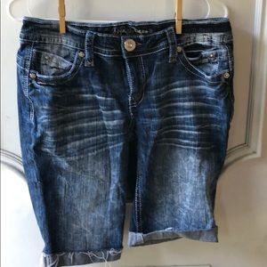 Woman’s Ariya Bermuda Shorts